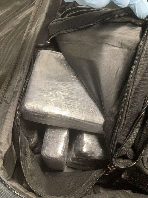 ZOLL-M: Rauschgift-Schmuggler bekommt am Flughafen Nürnberg kalte Füße und lässt 16,5 Kilogramm Kokain am Gepäckband liegen.