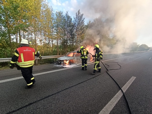 POL-ROW: PKW brennt auf der A1 aus - Anschließender Verkehrsunfall im Stau aufgrund der Vollsperrung
