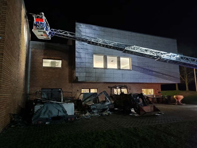 FW-BN: Brand am Sportplatz der Universität Bonn - Feuer zerstört drei Fahrzeuge und verursacht Gebäudeschaden
