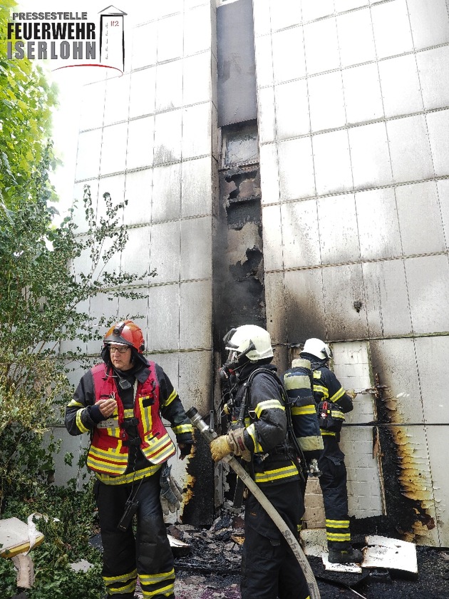 FW-MK: Brennender Sperrmüll beschädigt Hausfassade