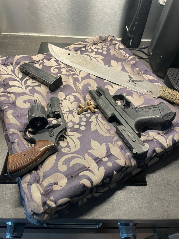 HZA-K: Zoll findet Machete, Schreckschusswaffen, illegale Potenzmittel und unversteuerte Zigaretten sowie Vapes in Sonnenstudio / anonymer Hinweis führt zu gezielter Kontrolle in Niederkassel