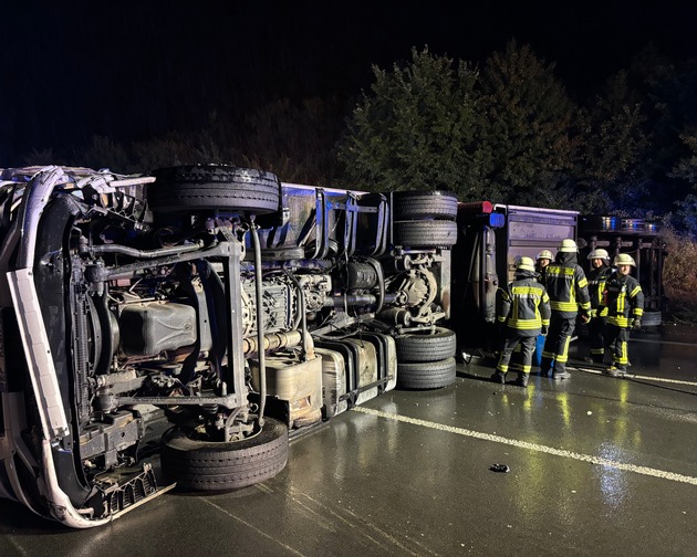FW Bad Honnef: Umgestürzter LKW auf der A3 bei Bad Honnef sorgt für stundenlange Vollsperrung