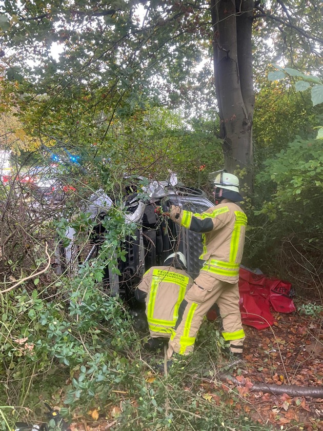 FW Grevenbroich: Feuerwehr befreit eine verletzte Person nach Verkehrsunfall in Grevenbroich