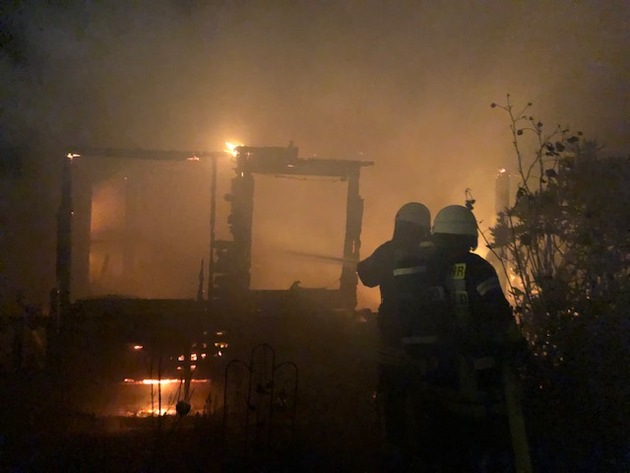 FW-PI: Schenfeld: Feuerwehr Schenefeld löscht brennende Gartenlaube