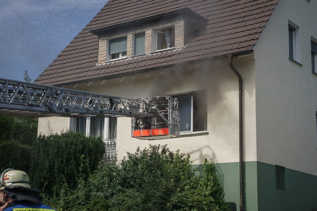 FW Menden: Einfamilienhaus nach Küchenbrand unbewohnbar