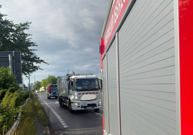 FW-MK: Feuerwehr eskortiert rauchenden Müllwagen durchs Stadtgebiet