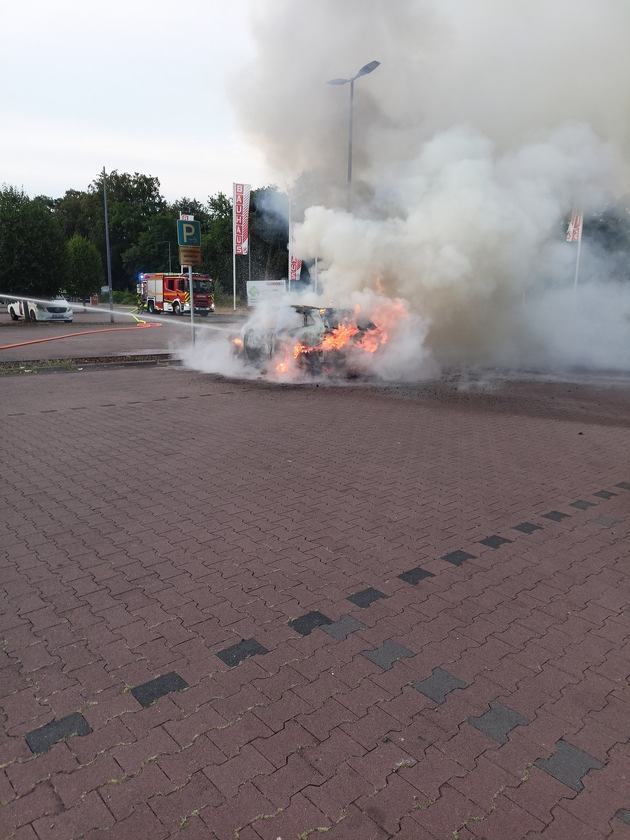 FW Speyer: Brand eines Elektrofahrzeugs an einer Ladesäule