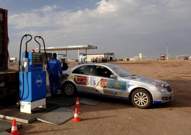 DaimlerChrysler Langstreckenfahrt endete in Peking: Mit Aral erfolgreich ans Ziel