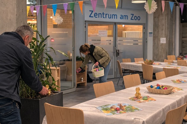 Ein Osterfest für die Ärmsten der Stadt: Dieter Padar lädt mit Schirmherr Ulli Zelle und Reality-Star Erik Sindermann 120 obdachlose Menschen ins Zentrum am Zoo ein