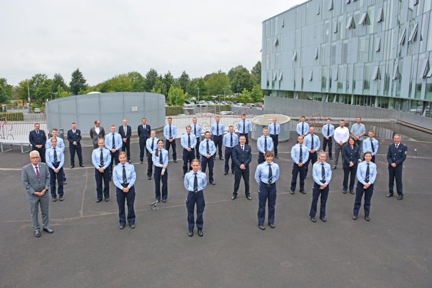 POL-ME: 59 neue Polizeibeamtinnen und Polizeibeamte für die Kreispolizeibehörde Mettmann - Kreis Mettmann - 2109006