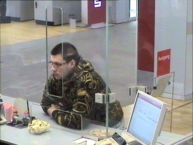 POL-D: Donnerstag, 29. April 2010, 11 Uhr - Banküberfall in Stadtmitte - Polizei veröffentlicht Fotos aus der Überwachungskamera - Bank setzt 2.000 Euro Belohnung aus