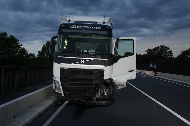 POL-PDLU: Tödlicher Verkehrsunfall