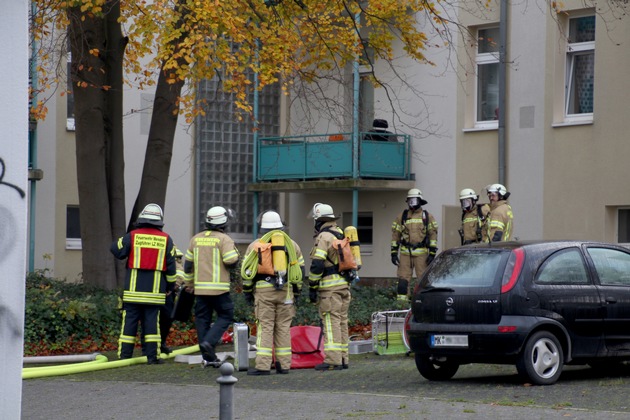 FW Menden: Gasgeruch führt zu Räumung eines Mehrfamilienhauses