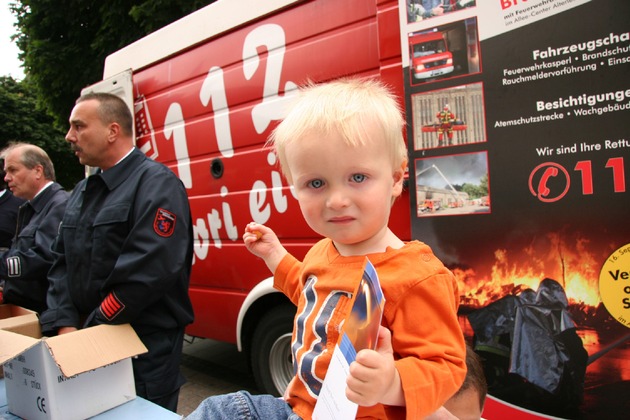 FW-E: &quot;Rauchmelder retten Leben&quot;, Essener Feuerwehr verschenkt 300 Rauchmelder (Foto verfügbar)