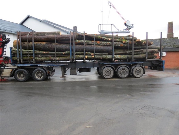 POL-PPTR: Unzureichende Kennzeichnung eines Gefahrguttransports sowie ein über 12 Tonnen überladener Holztransport