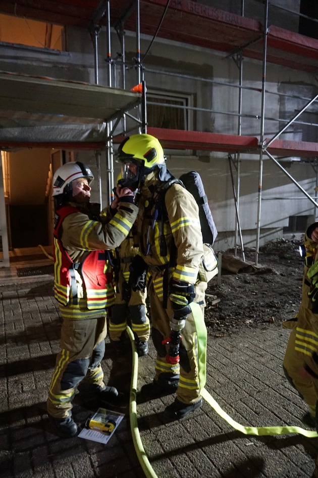 FW Ratingen: Kellerbrand in Ratingen-West - Feuerwehr im Einsatz (Bildmaterial)
