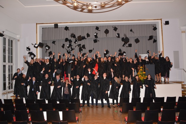 Stuttgarter AKAD University feiert ihre Absolventen