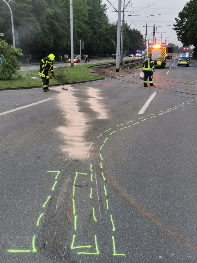FW-GE: Verkehrsunfall mit mehreren beteiligten Fahrzeugen und zwei verletzten Personen auf der Münsterstraße im Stadtteil Bismarck