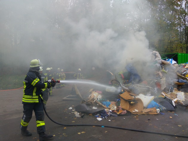 FW-KLE: Stinkiger Einsatz: Brand eines 18 Tonnen Presscontainers mit Restmüll