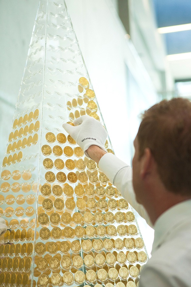 &quot;Weihnachtsbaum&quot; aus Goldmünzen: Münchener Edelmetallhändler holt Weltrekord