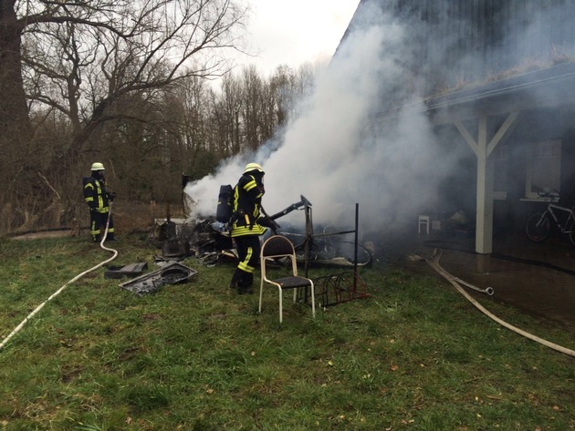 FW-Erkrath: Brand auf Gehöft verlief glimpflich