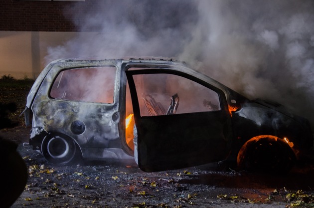 FW Menden: Kleinwagen vollständig ausgebrannt