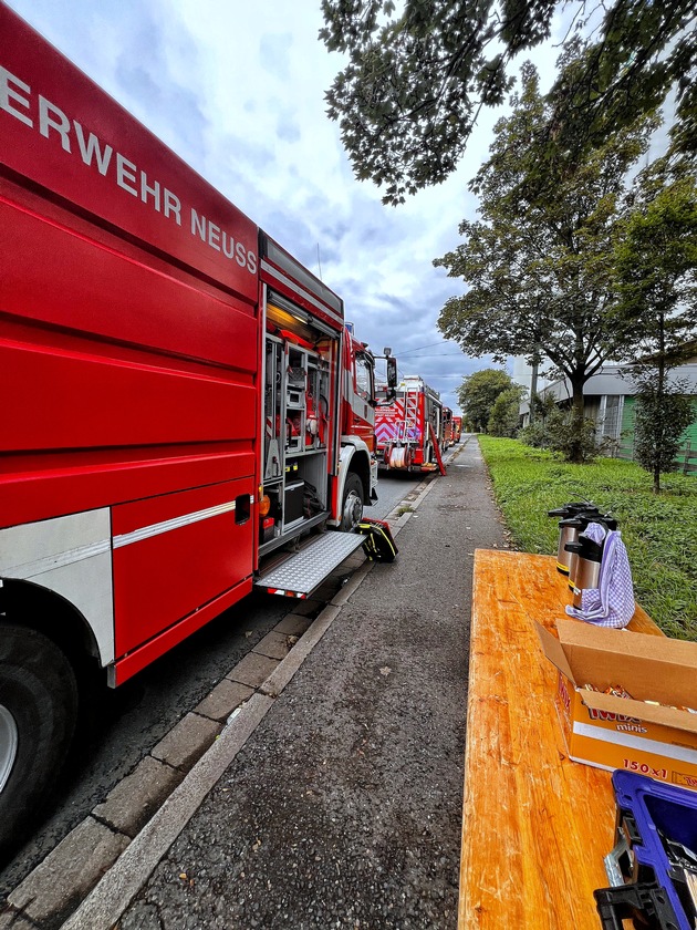 FW-NE: Brand in Industriebetrieb an der Düsseldorfer Straße nach sieben Stunden gelöscht | Keine Verletzen