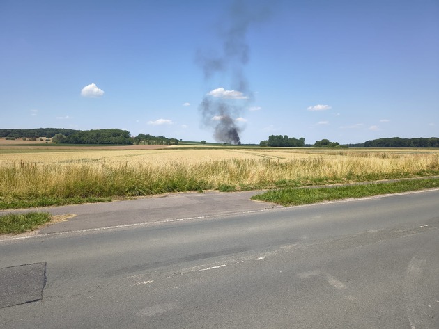 POL-STH: Flächenbrand / Brand einer Rundballenpresse