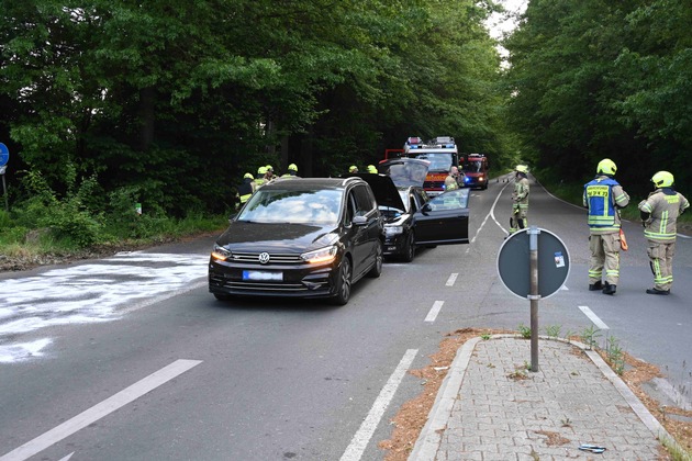 FW Pulheim: Auffahrunfall im Kreuzungsbereich der L213
