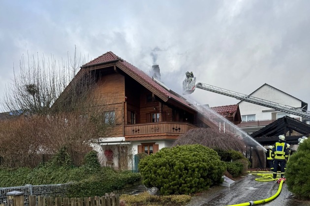 FW-AR: Enormer Schaden an Wohnhaus durch Carportbrand