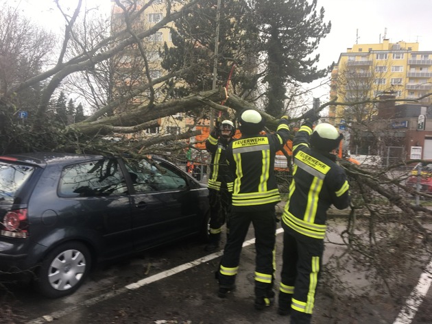 FW Mettmann: Orkantief &quot;Friederike&quot; hält die Feuerwehr Mettmann in Atem