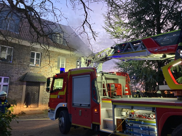 FW-EN: Gemeldeter Kaminbrand wird zum Großeinsatz für die Hattinger Feuerwehr