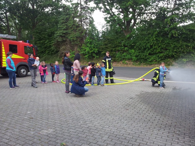 FW-KLE: Feuerwehr klärt Kinder über die Gefahren von Feuer auf /Freiwillige Feuerwehr Bedburg-Hau lädt Vorschulkinder zur Brandschutzerziehung ein und gibt Einblicke in die Feuerwehr-Arbeit