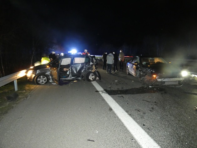 POL-CUX: Schwerer Verkehrsunfall auf der BAB27 zwischen Hagen und Stotel - insgesamt 12 verletzte Personen, vier davon schwer - stundenlange Vollsperrung