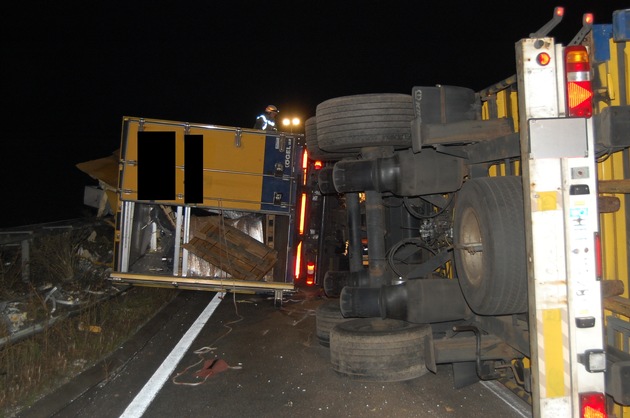 POL-PDKL: A63/Winnweiler, Lastzug kippt um und kracht in die Leitplanken