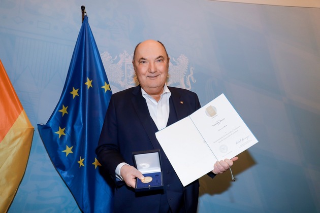 Staatsmedaille für Peter Blenke: Würdigung für besondere Verdienste um Wachstum, Beschäftigung und Wohlstand in Bayern