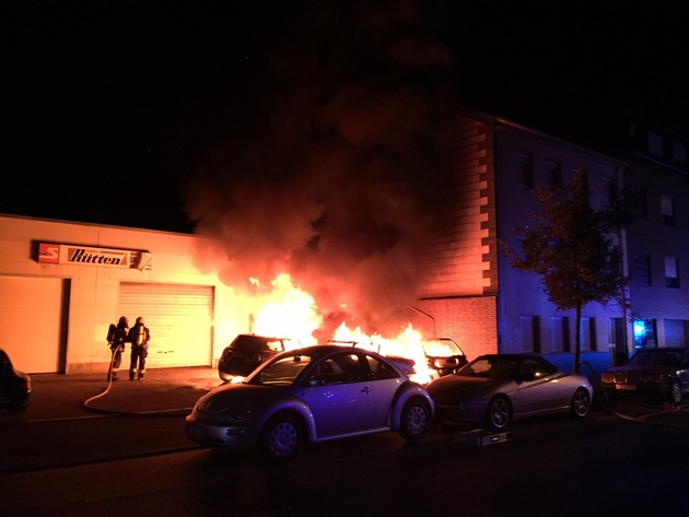 FW-MG: Brand von vier PKW vor einer Werkstatt