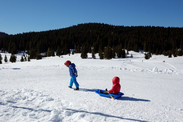 Winterspaß abseits der Pisten beim Rodeln im Trentino