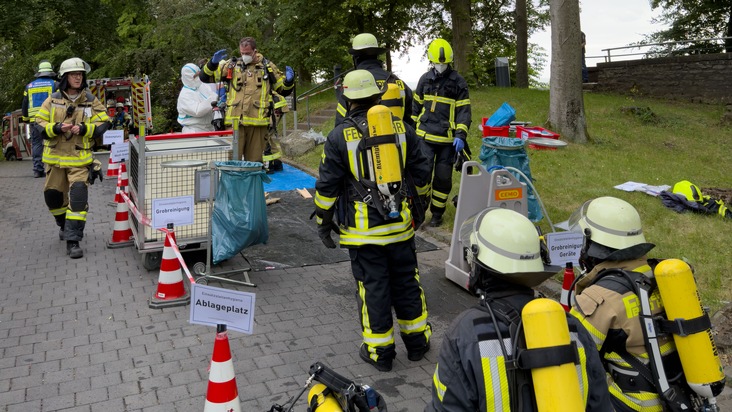 FW K&ouml;nigswinter: Brennende Fahrzeuge in Parkgarage sorgen f&uuml;r Gro&szlig;einsatz der Feuerwehr