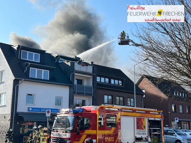 FW Frechen: Werkstattbrand in Frechen-Bachem - 12 Personen aus dem umliegenden Gebäude evakuiert
