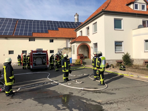 FW Borgentreich: Brand einer Küche in Körbecke. 2 Personen wurden mit Verdacht auf eine Rauchgasintoxikation in ein Krankenhaus verbracht