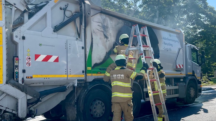 FW-GL: Aufwändige Löscharbeiten nach Brand eines Müllfahrzeuges im Stadtteil Frankenforst von Bergisch Gladbach - Zwei weitere Paralleleinsätze