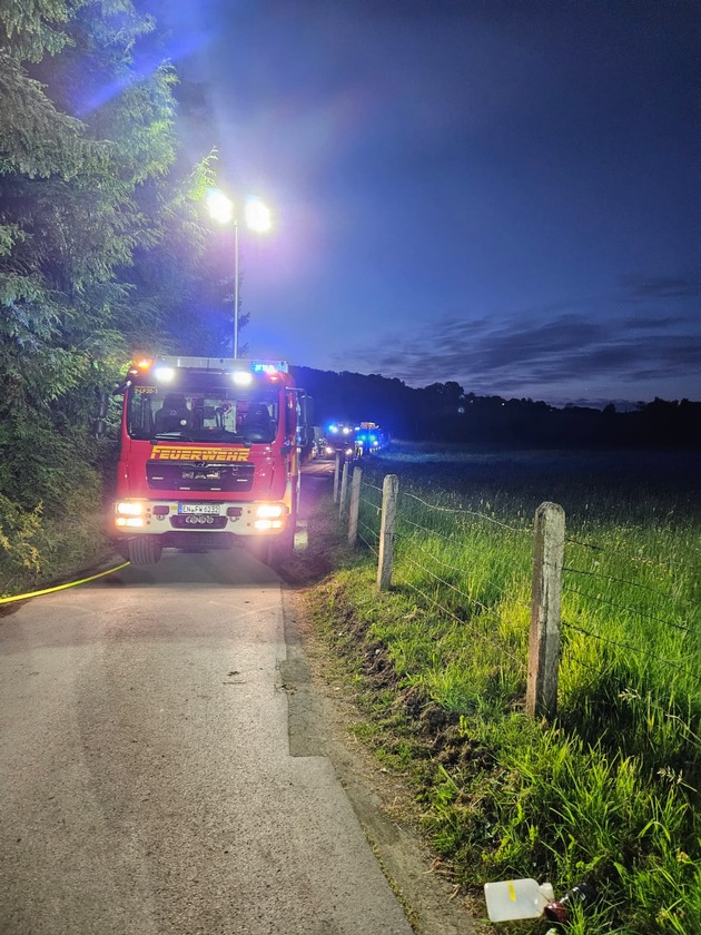 FW-EN: Wetter - Verkehrsunfall, Kleinbrand und Pkw-Brand am Dienstag und in der Nacht zu Mittwoch