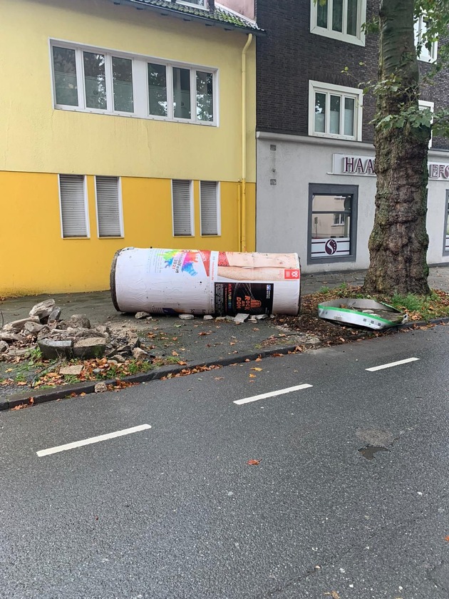 FW-GE: Litfaßsäule gerät nach Verkehrsunfall in Schieflage in Bulmke-Hüllen /Feuerwehr Gelsenkirchen leistet Amtshilfe für die Polizei