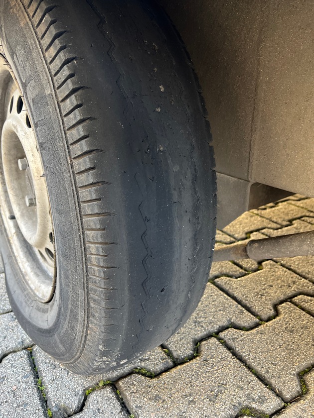 POL-OF: Abgefahrene Reifen - Reifenreste - gar keine Reifen: Desolater Anhänger an die Kralle gelegt; empfindliche Strafen für Fahrer und Halter