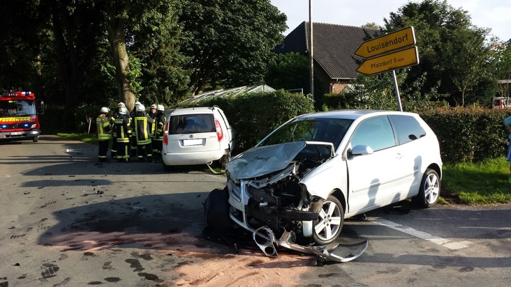 FW-KLE: Verkehrsunfall: &quot;Pizzataxi&quot; stößt mit anderem Auto zusammen