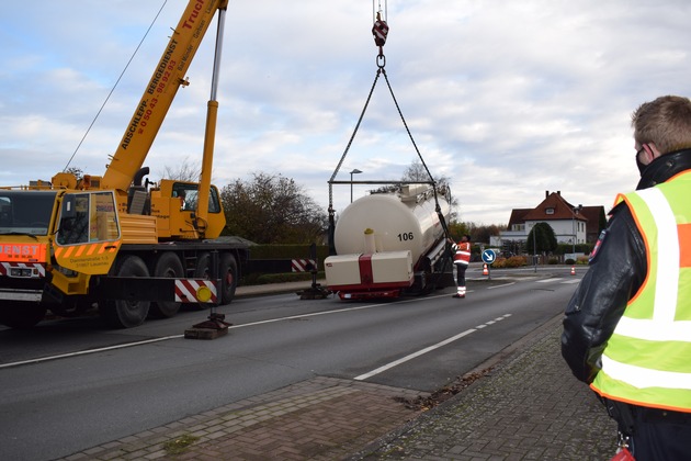 POL-NI: Stadthagen-25-Tonnen-Auflieger löst sich von Zugmaschine