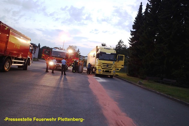 FW-PL: OT-Holthausen. Havarie an Kraftstofftank eines LKW sorgt für mehrstündigen Feuerwehreinsatz. Größere Mengen Dieselkraftstoff drohten auszulaufen.