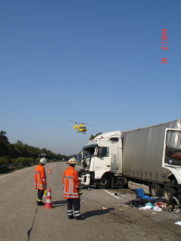 POL-WL: Lkw fährt in Stauende auf der Autobahn, ein Schwerverletzter, vier Leichtverletzte und hoher Sachschaden
