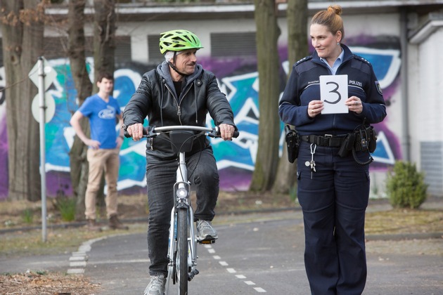 Ford Freiwillige trainieren Fahrradfahren mit Geflüchteten